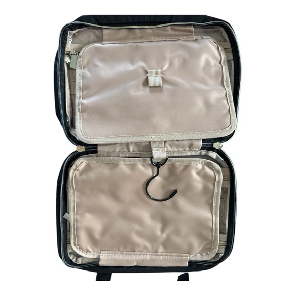 Space saving toiletry travel bag - Picture 2 of 4